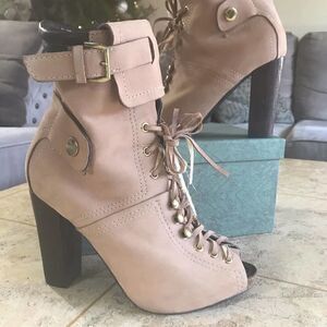 APEPAZZA Suede Combat Bootie| APEPAZZA Tan Leather Peep Toe Combat Boot | Size 7